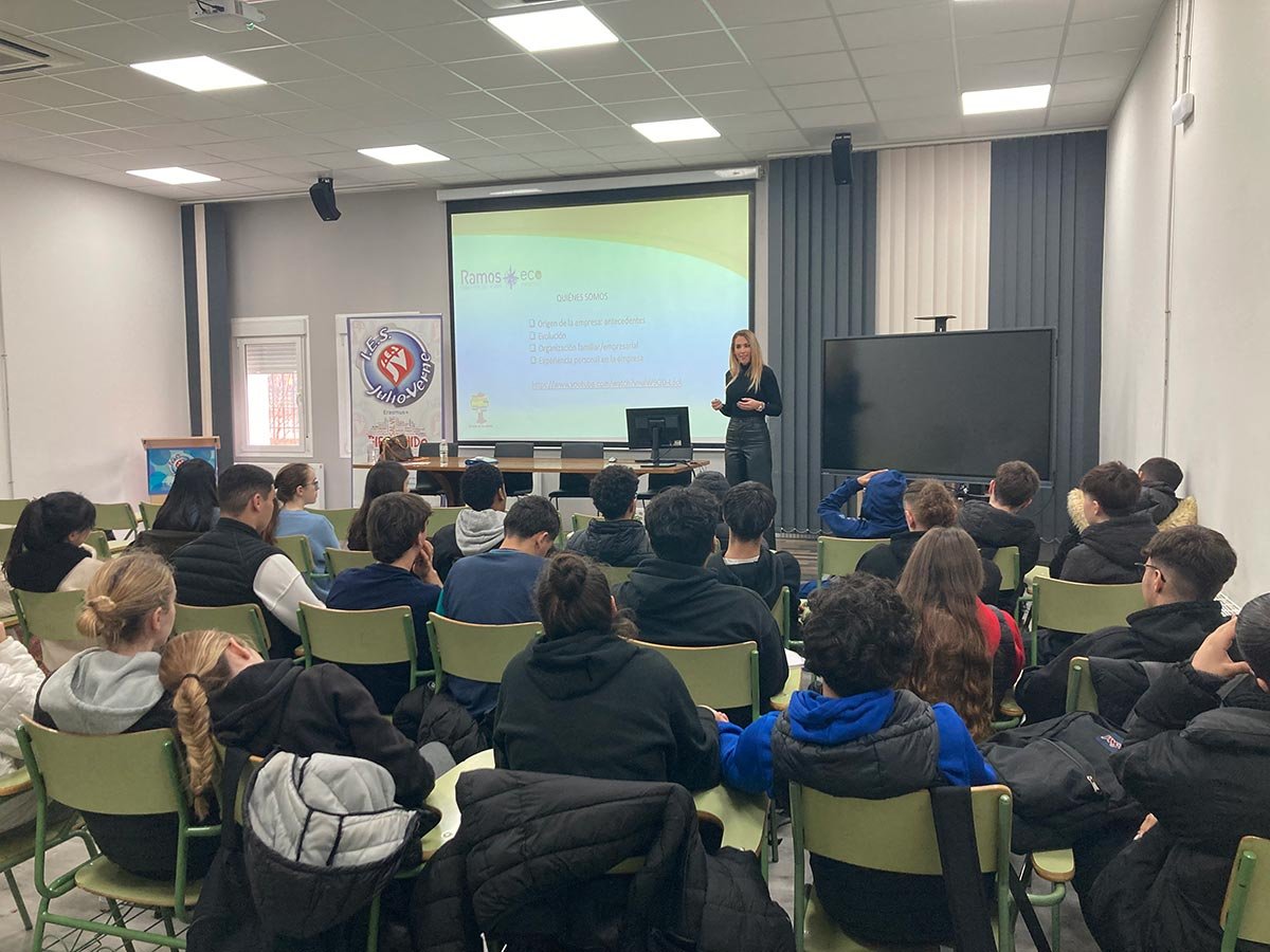 40 alumnos del IES Julio Verne visitan la empresa INDUSTRIAS DEL VIDRIO RAMOS
