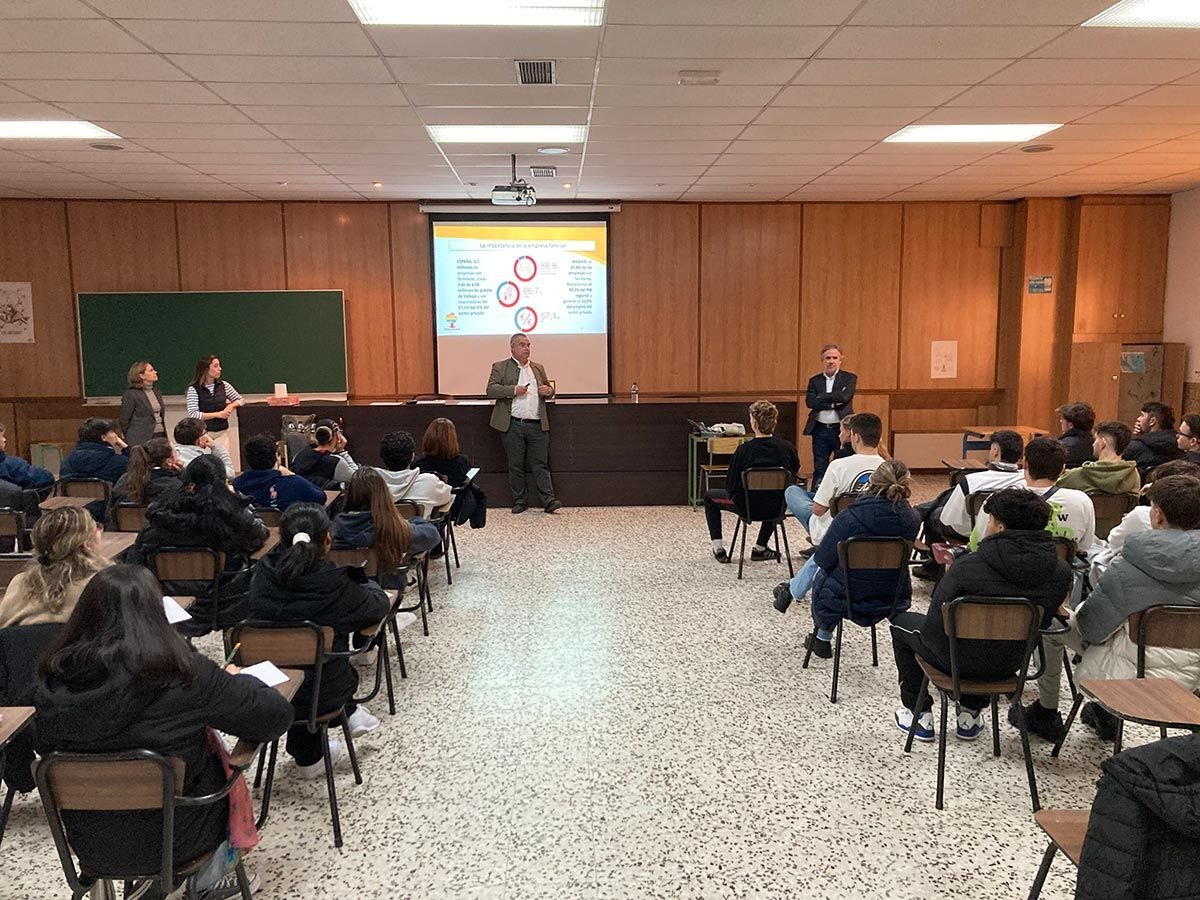 La familia Sanz visita el colegio La Salle Sagrado Corazón dentro del programa Empresa Familiar en las Aulas