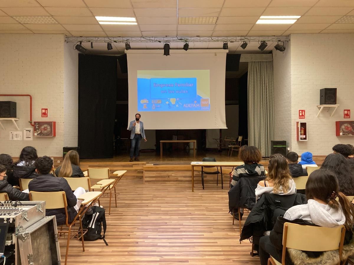 Más de 40 estudiantes del IES Ciudad de Jaén aprenden sobre algunas de las principales claves del emprendimiento de la mano de David Martínez, director general de Grupo Forletter