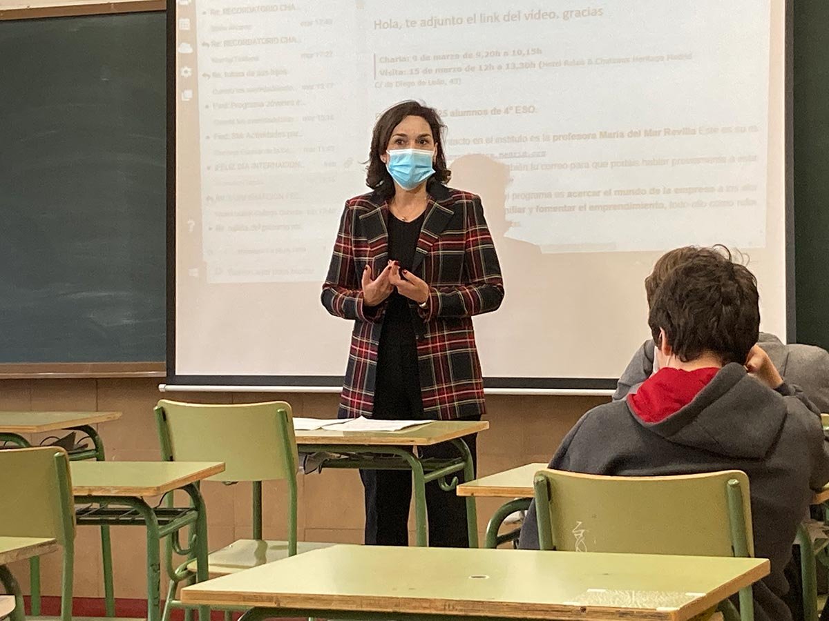 Verónica García, miembro de la familia propietaria de Grupo ORFILA, expone la historia de emprendimiento de su familia a los estudiantes del IES Avenida de los Toreros, dentro del programa “La Empresa Familiar en las Aulas”