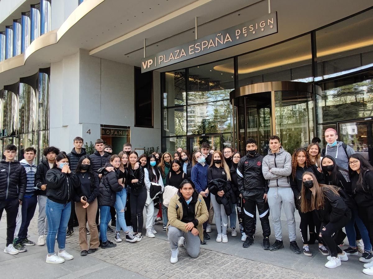 Medio centenar de alumnos de 1º de Bachillerato del IES Tirso de Molina reciben la visita del empresario familiar Javier Pérez Jiménez, director general de VP Hoteles