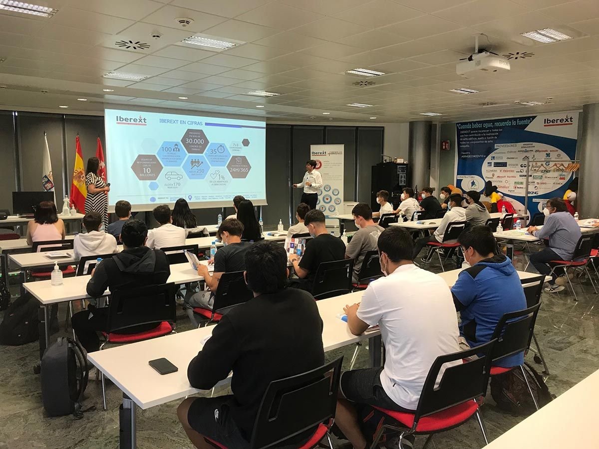 La empresa familiar Iberext recibe en su sede a 22 alumnos de FP del Colegio Salesianos de Atocha que participa por segunda vez en el programa “Empresa Familiar en las Aulas” organizado por ADEFAM
