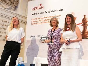 De derecha a izquierda: Marta Beltrán, directora de ADEFAM, Victoria Plantalamor, CEO y vicepresidenta de Grupo Industria Crimidesa y expresidenta de ADEFAM, y Aída de Miguel COO de Euroambrosías y expresidenta del Fórum de Jóvenes ADEFAM. 