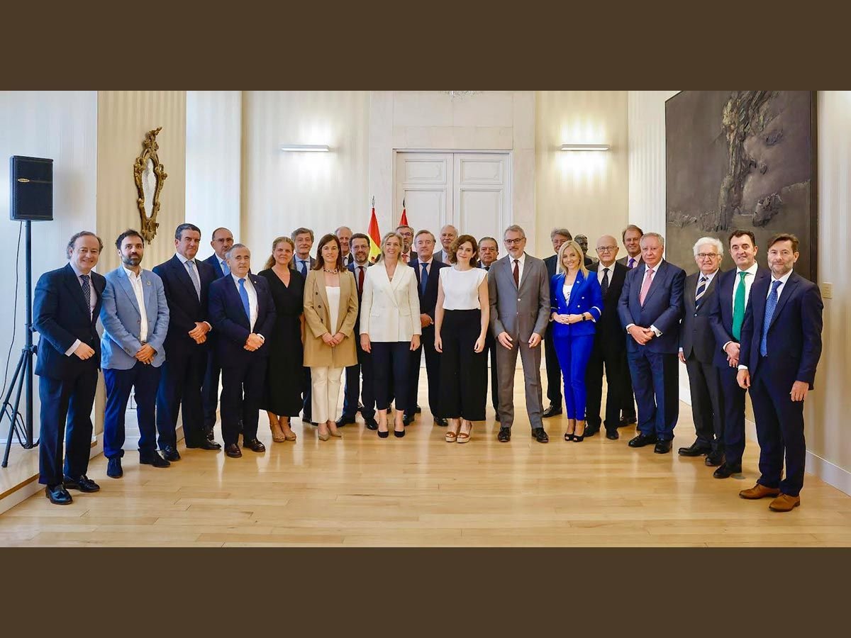 La-presidenta-de-la-Comunidad-de-Madrid-recibe-a-los-presidentes-de-la-Red-de-Asociaciones-Territoriales