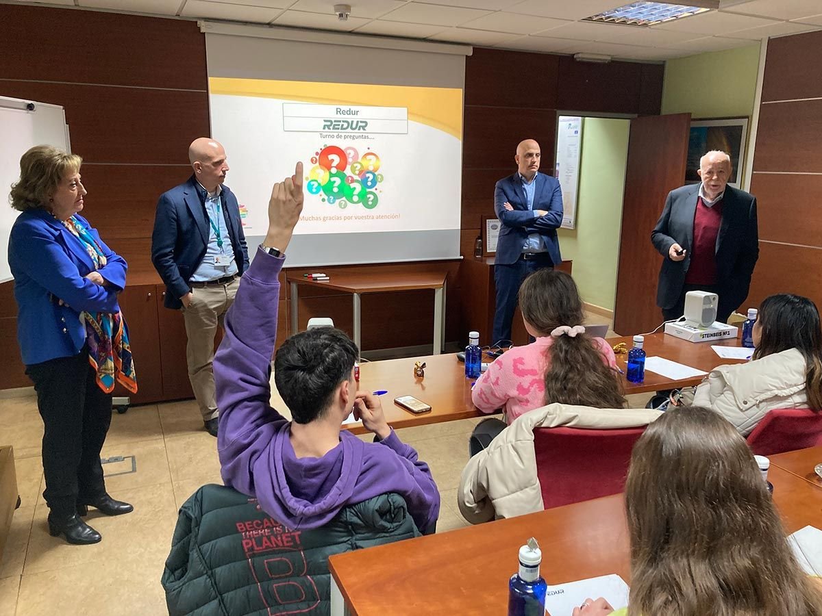 Alumnos del IES Valdemayor visitan las instalaciones de REDUR dentro del programa Empresa Familiar en las Aulas