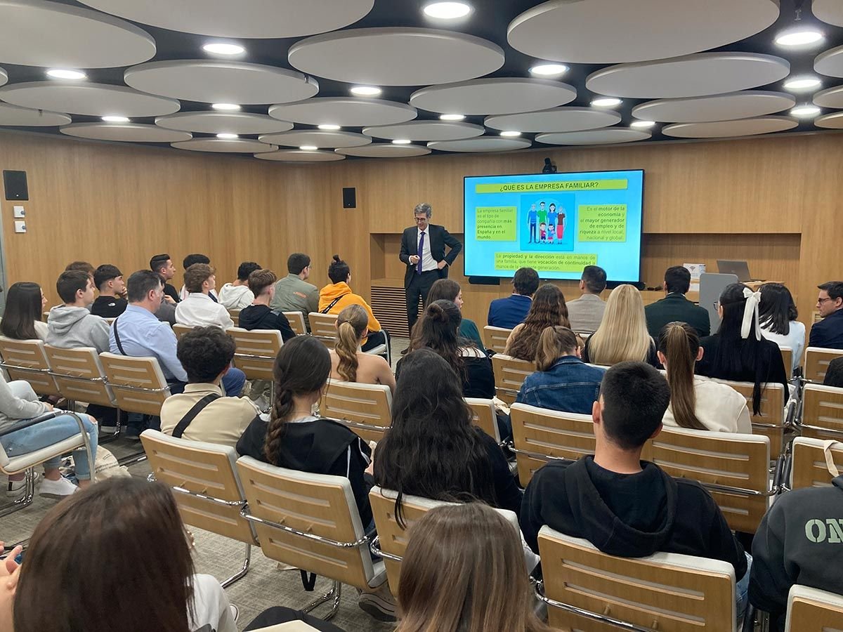 Casi 50 alumnos del IES Sor Juana de la Cruz visitan las instalaciones de Grupo GMP