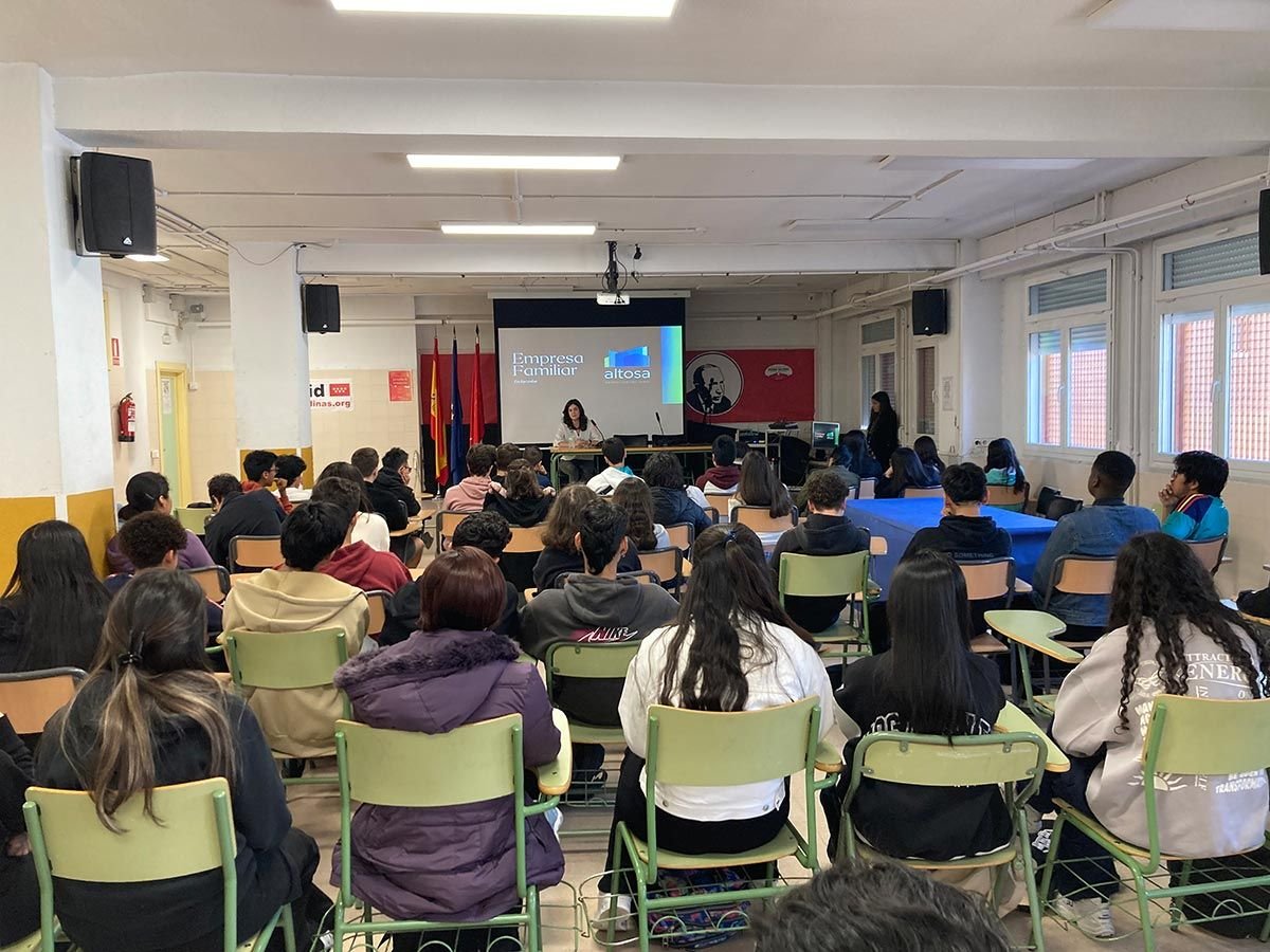 Eva Toledo, directora general de Grupo Altosa, da una charla en el IES Pedro Salinas