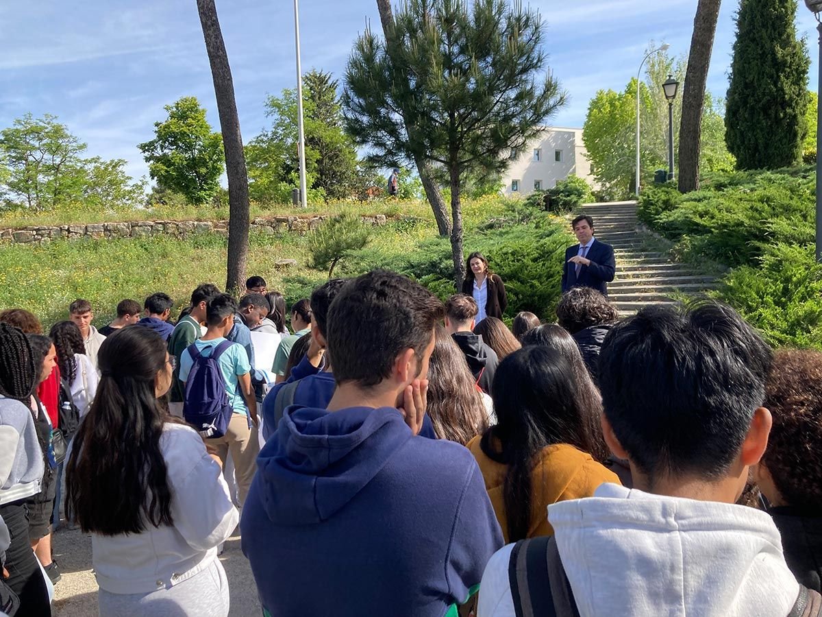 65 alumnos de ESO del IES Pedro Salinas visitan un edificio residencial dentro del Programa Empresa Familiar en las Aulas