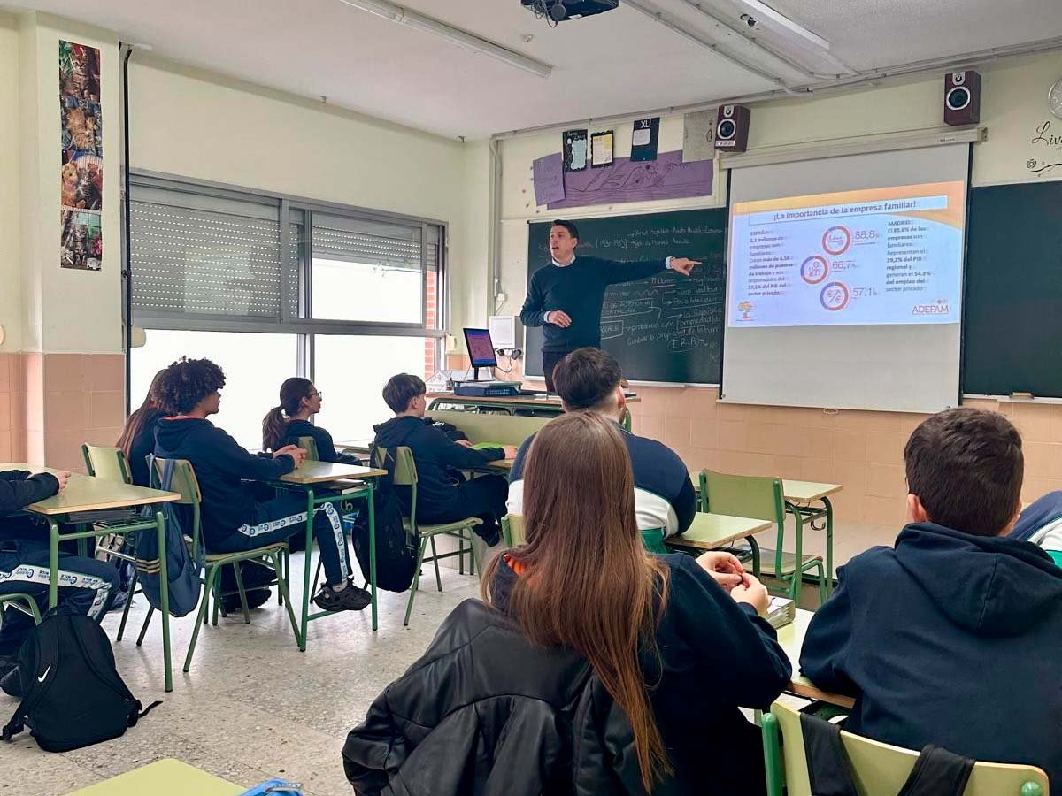 César Gutiérrez, director general de SAEXMA, participa por primera vez en el Programa Empresa Familiar en las Aulas.