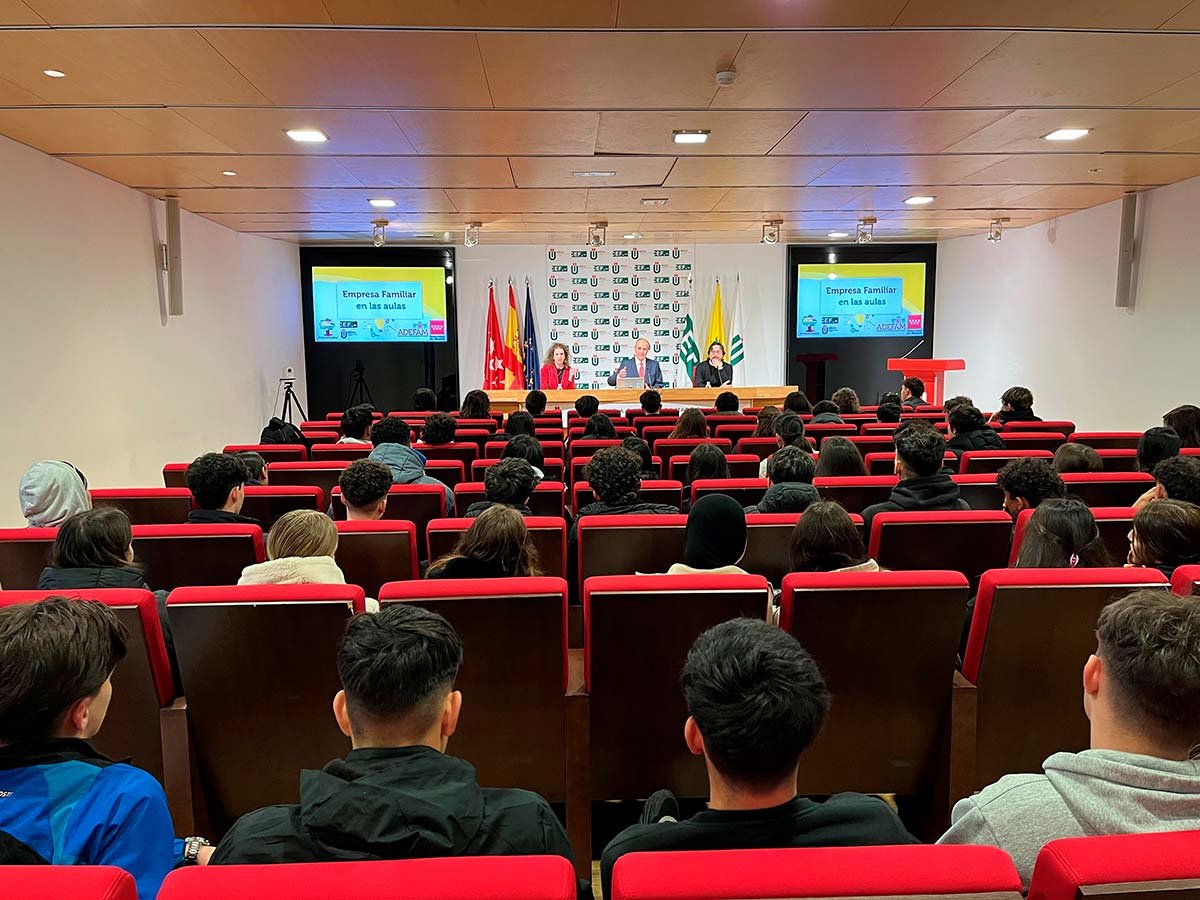 83 estudiantes del IES Valmayor (Valdemorillo) visitan el Campus de la Universidad a Distancia de Madrid (UDIMA)