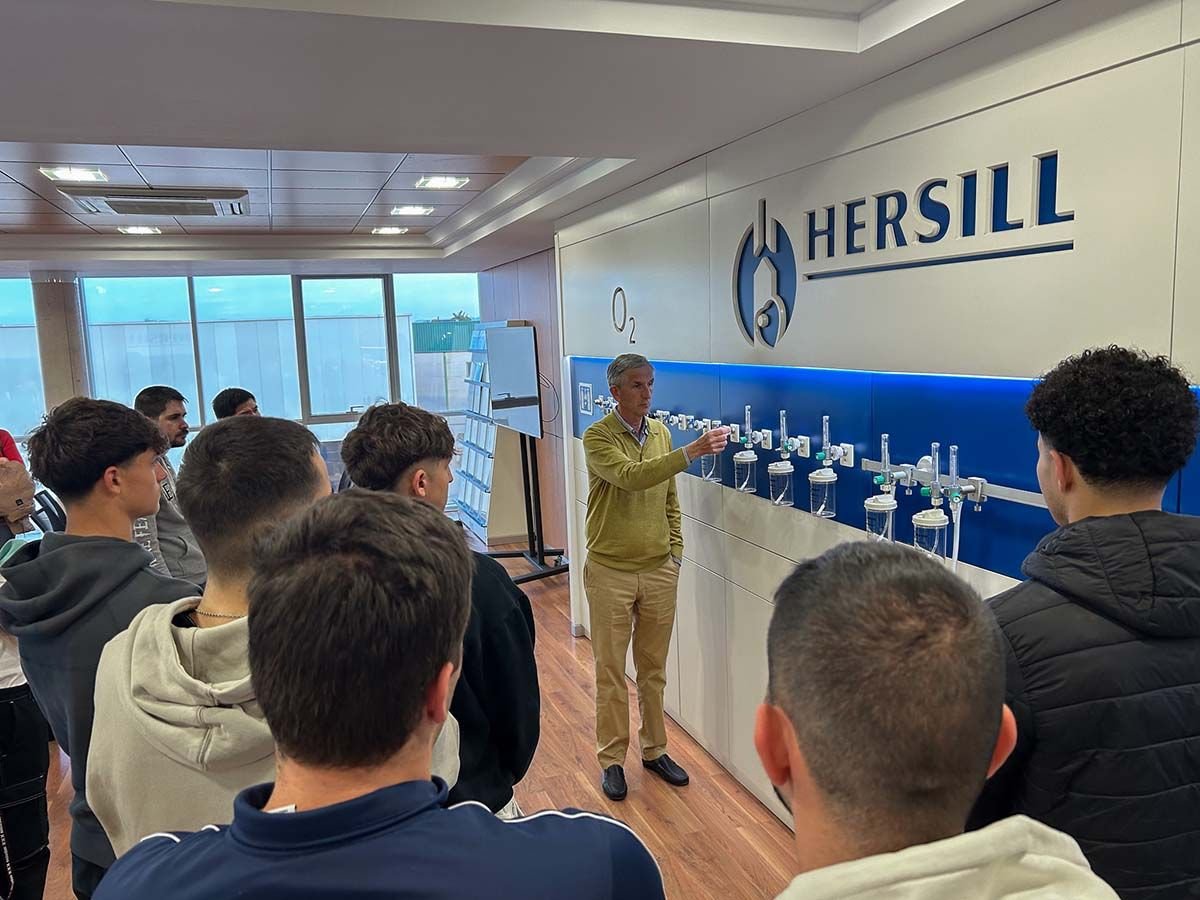 Estudiantes de FP del IES Benjamín Rúa visitan HERSILL, ejemplo de innovación y emprendimiento familiar en el sector médico