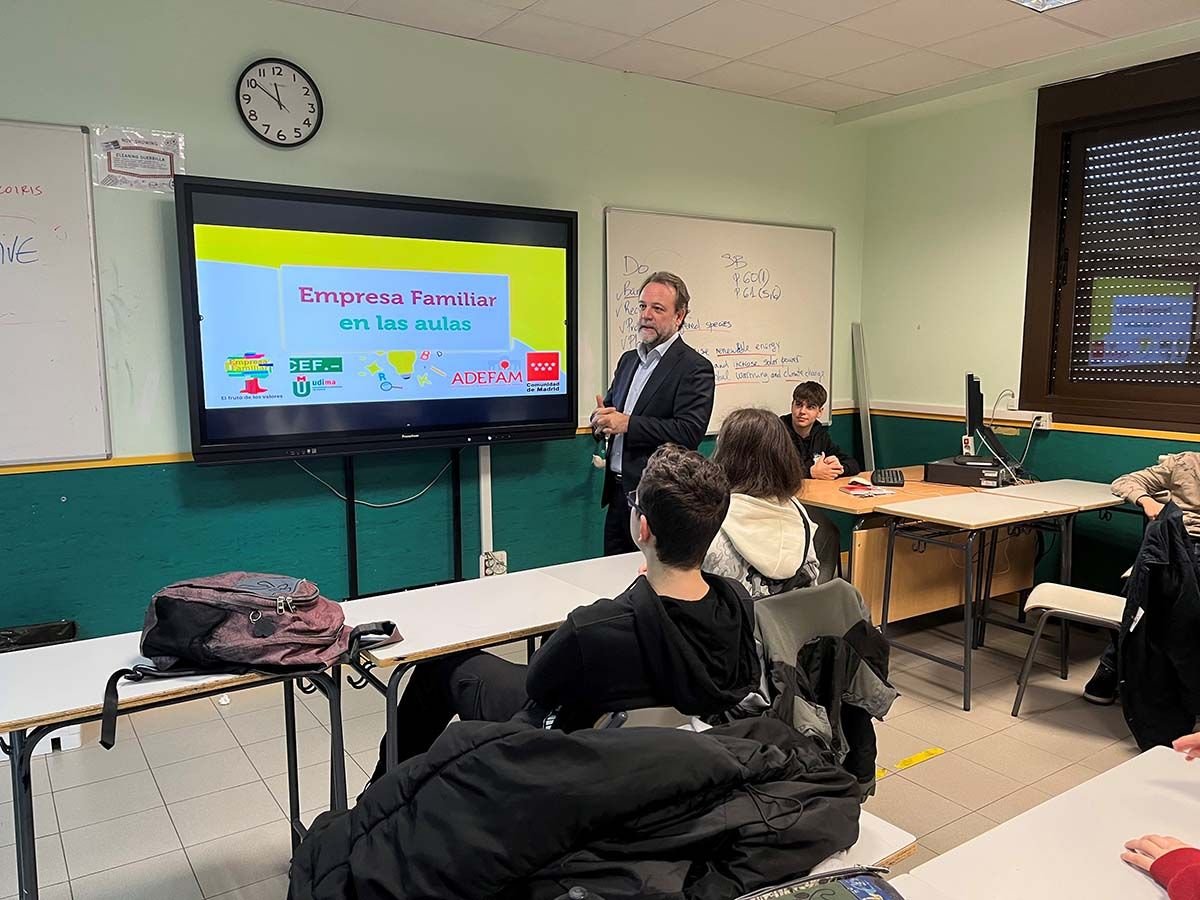 Enrique Sánchez Abia (Grupo Sagital) charla sobre empresas familiares y emprendimiento con estudiantes del IES Francisco Ayala en Carabanchel