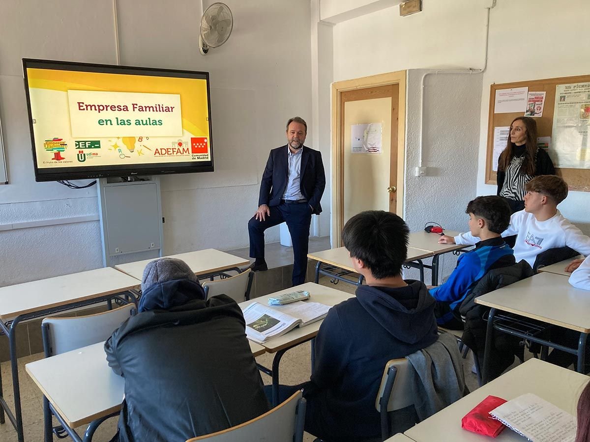 Enrique Sánchez Abia, CEO de Grupo Sagital, visita el IES Carlos III