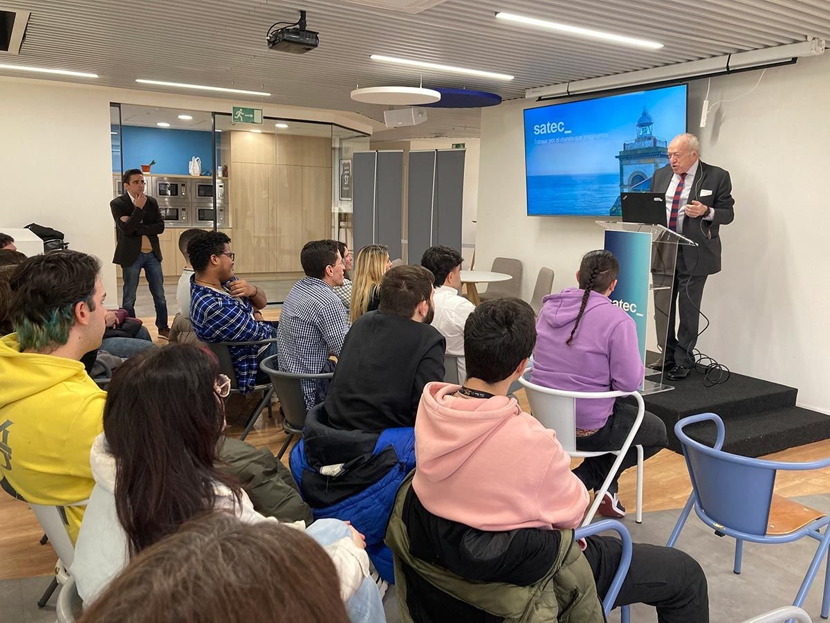Una treintena de alumnos visita la consultora SATEC dentro del programa Empresa Familiar en las Aulas.