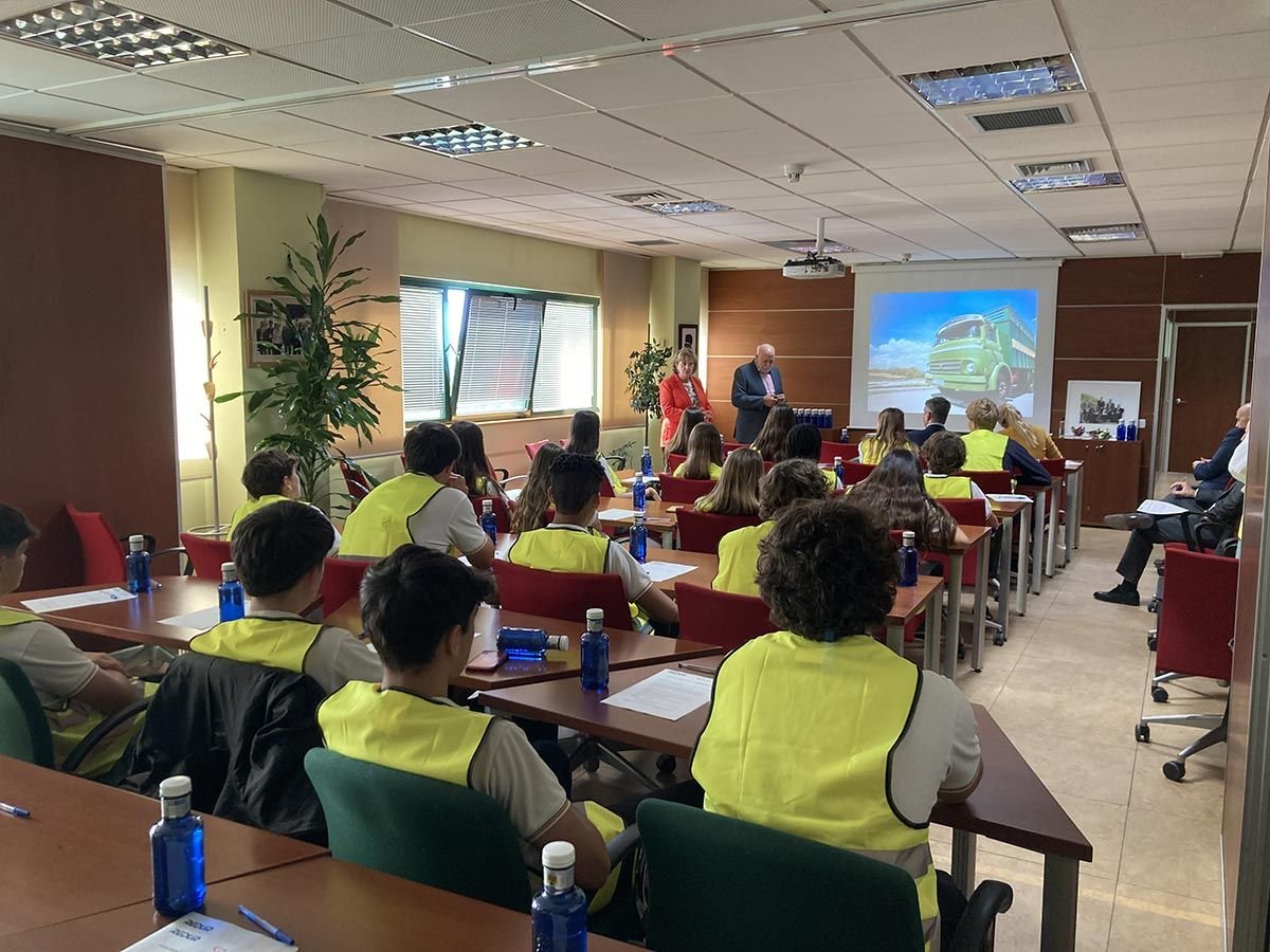 ADEFAM ha celebrado el particular “fin de curso” de su programa “Empresa Familiar en las Aulas” con una sesión impartida en la sede de la empresa REDUR