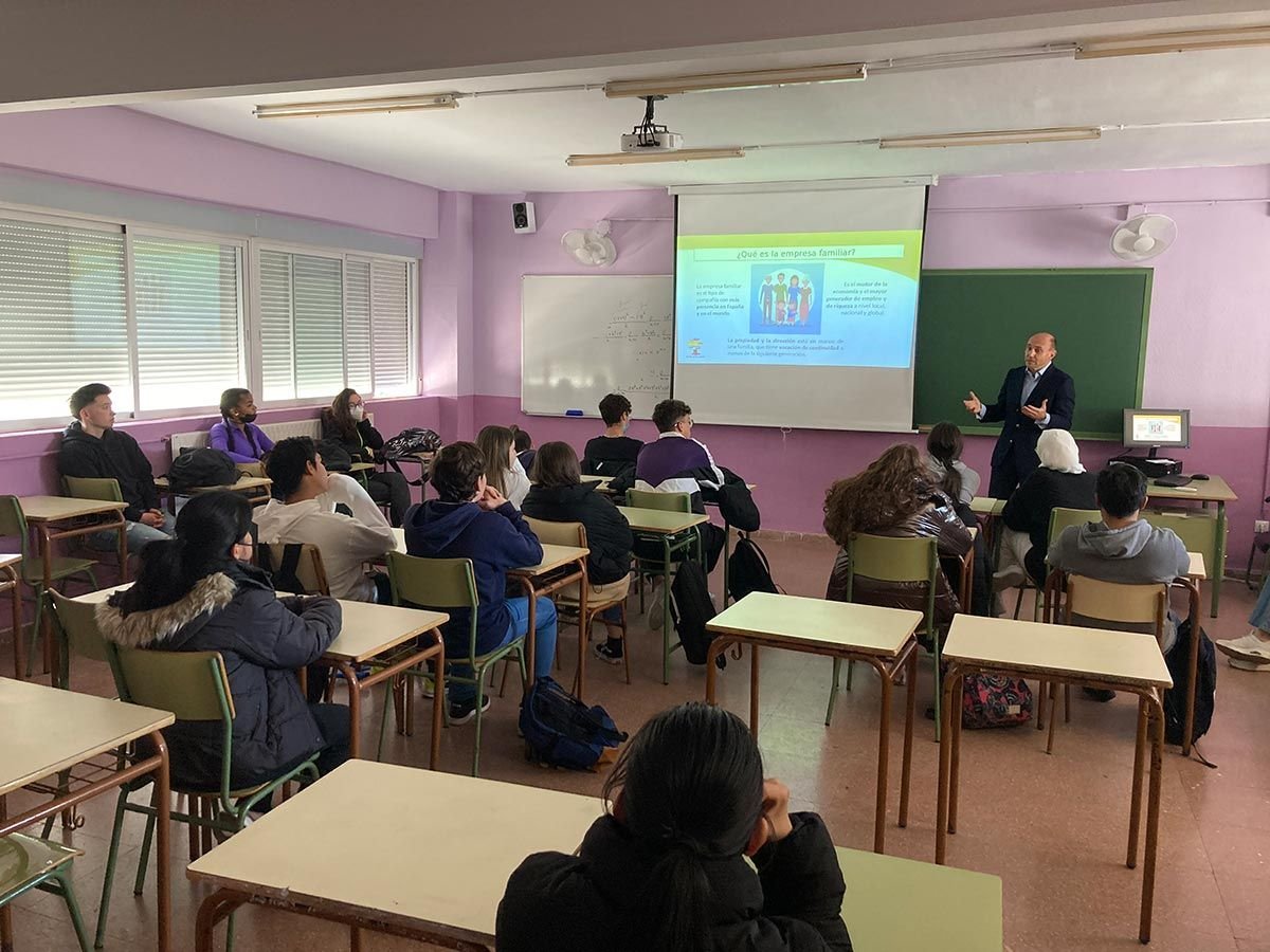 El Grupo Inmobiliario Roca participa en el programa “Empresa Familiar en las Aulas” visitando el IES Dámaso Alonso y charlando con alumnos de 1º de Bachillerato sobre las empresas familiares