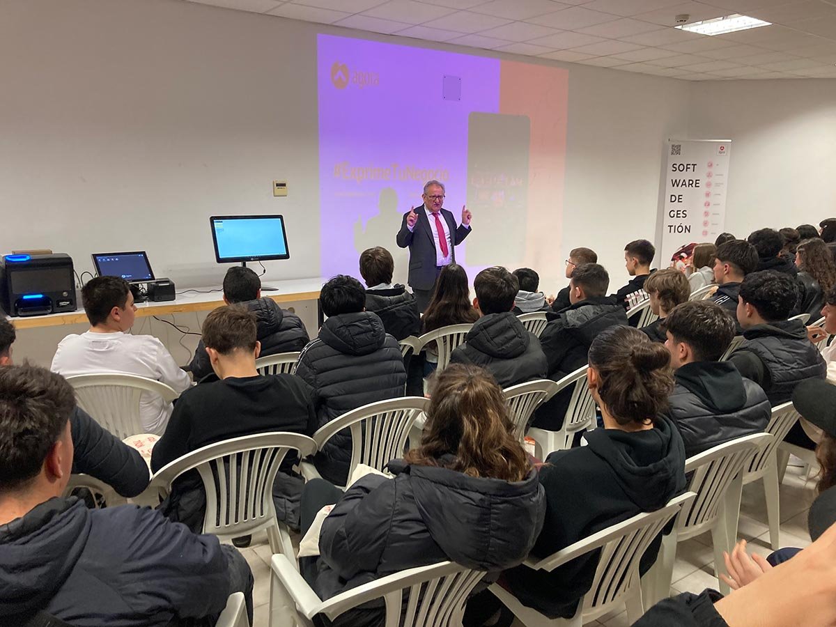 60 alumnos del IES Jimena Menéndez Pidal visitan la empresa IGT Microelectronics