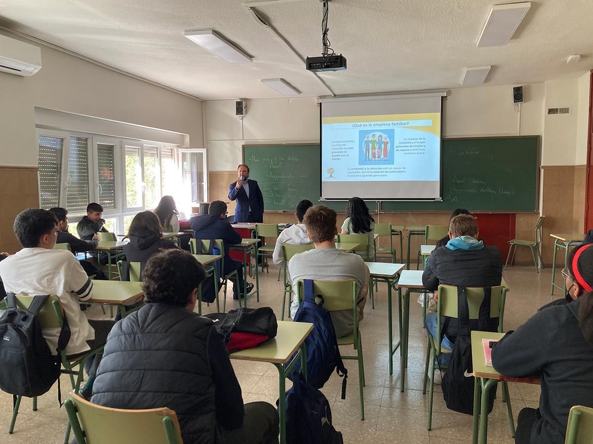 Alumnos del IES Avenida de los Toreros reciben la visita de Enrique Sánchez Abia, CEO de Grupo Sagital, empresa familiar dedicada a los servicios integrales a todo tipo de instalaciones y líder en su sector de actividad