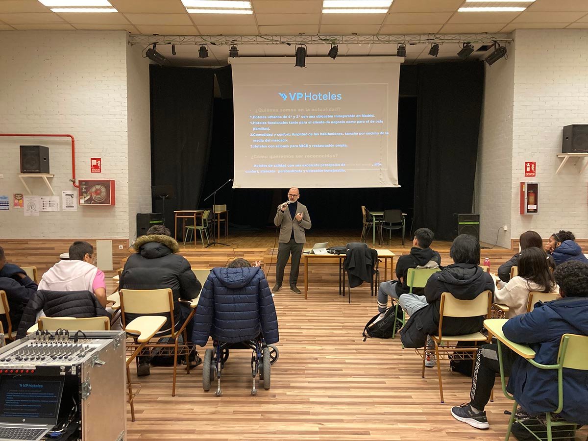 Javier Pérez, de la empresa Grupo VP, participa con los alumnos del IES Ciudad de Jaén dentro del Programa Empresa Familiar en las Aulas