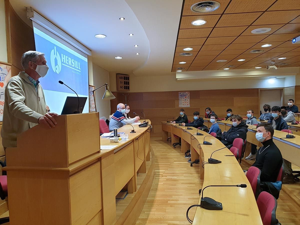 Alrededor de medio centenar de estudiantes de FP del Colegio Salesianos Atocha han tenido la oportunidad de conocer la empresa HERSILL, fabricante y distribuidor de equipos médicos