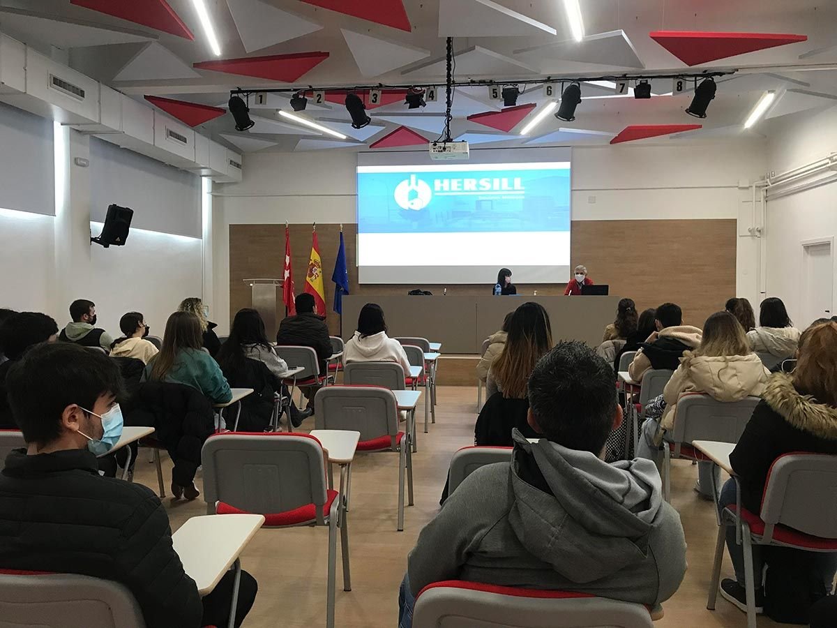 Hersill, participa por segunda vez en esta primera edición del programa “Empresa Familiar en las Aulas”, visitando en esta ocasión el centro educativo IES Benjamín Rúa